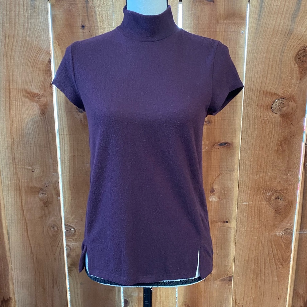H by Bordeaux Short sleeve turtle neck top slits